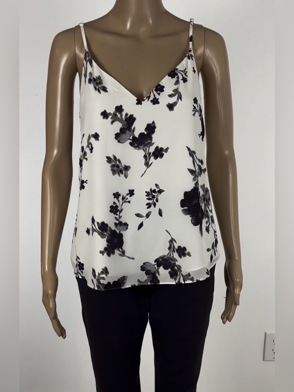 BABATON by ARITZIA Lined B-W Floral Adjustable Spaghetti Strap Crop. Video